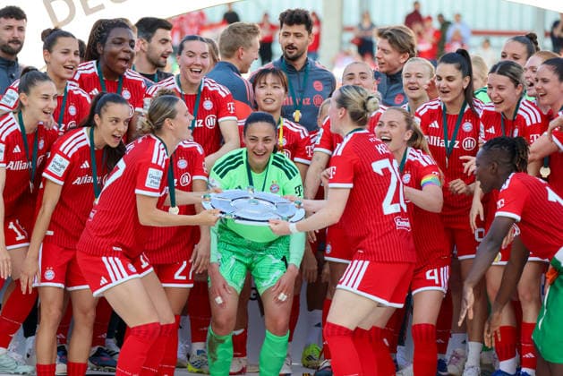 München, Deutschland: 09. Mai 2026 - 1. Frauen Bundesliga - 25. Spieltag - FC Bayern München vs. Eintracht Frankfurt Im Bild: Die Spielerinnen vom FC Bayern bei ihrer deutschen Meisterschaftsfeier mit der Meisterschale beim letzten Heimspiel in der Saison 2025 26 Copyright: HMBxMedia MadeleinexFantini