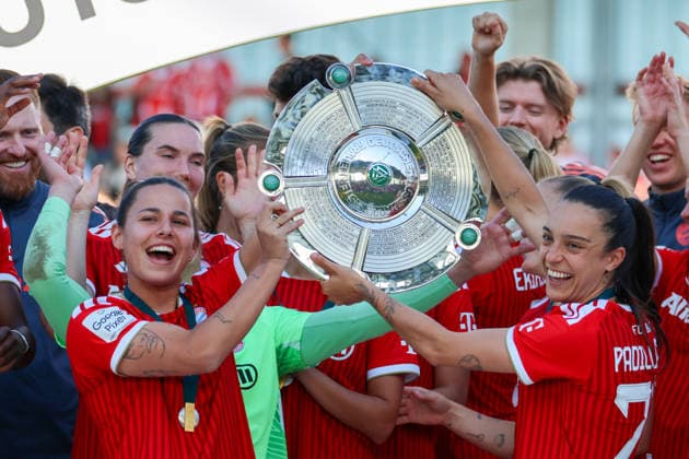 München, Deutschland: 09. Mai 2026 - 1. Frauen Bundesliga - 25. Spieltag - FC Bayern München vs. Eintracht Frankfurt Im Bild: Lena Oberdorf (FCB) und Natalia Padilla-Bidas (FCB), mittig, mit der Meisterschale bei der Feier zur deutschen Fußballmeisterschaft 2026 Copyright: HMBxMedia MadeleinexFantini