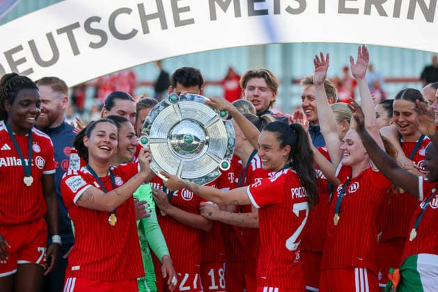 München, Deutschland: 09. Mai 2026 - 1. Frauen Bundesliga - 25. Spieltag - FC Bayern München vs. Eintracht Frankfurt Im Bild: Lena Oberdorf (FCB) und Natalia Padilla-Bidas (FCB), mittig, mit der Meisterschale bei der Feier zur deutschen Fußballmeisterschaft 2026 Copyright: HMBxMedia MadeleinexFantini