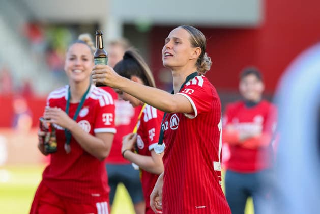 Klara Buehl (FC Bayern Muenchen, 17) mit Bier, Meisterfeier, Meisterschale, Emotionen, GER, FC Bayern Muenchen vs. Eintracht Frankfurt, Fussball, Google Pixel Frauen-Bundesliga, 25. Spieltag, Saison 2025 2026, 09.05.2026, DFL DFB REGULATIONS PROHIBIT ANY USE OF PHOTOGRAPHS as IMAGE SEQUENCES and or QUASI-VIDEO, GER, FC Bayern Muenchen vs. Eintracht Frankfurt, Fussball, Google Pixel Frauen-Bundesliga, 25. Spieltag, Saison 2025 2026, 09.05.2026 Muenchen Copyright: xEibner-Pressefoto JennixMaulx EP_JML