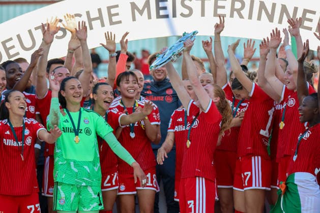 München, Deutschland: 09. Mai 2026 - 1. Frauen Bundesliga - 25. Spieltag - FC Bayern München vs. Eintracht Frankfurt Im Bild: Die Spielerinnen vom FC Bayern bei ihrer deutschen Meisterschaftsfeier mit der Meisterschale beim letzten Heimspiel in der Saison 2025 26 Copyright: HMBxMedia MadeleinexFantini