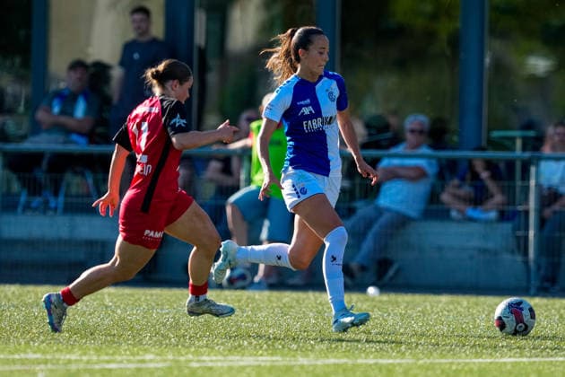 Schweiz: AXA Women s Super League 2025 26, FC Aarau Frauen vs GC Frauenfussball - Sportanlage Schachen, Aarau: Marta Cazalla Garcia (15 Grasshoppers) im Duell mit Anja Klingenstein (11 FC Aarau) Copyright: xKjetilxWaberx
