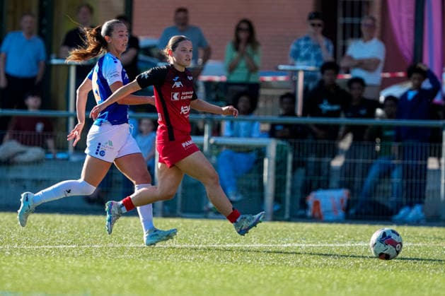Schweiz: AXA Women s Super League 2025 26, FC Aarau Frauen vs GC Frauenfussball - Sportanlage Schachen, Aarau: Marta Cazalla Garcia (15 Grasshoppers) gegen Anja Klingenstein (11 FC Aarau) Copyright: xKjetilxWaberx
