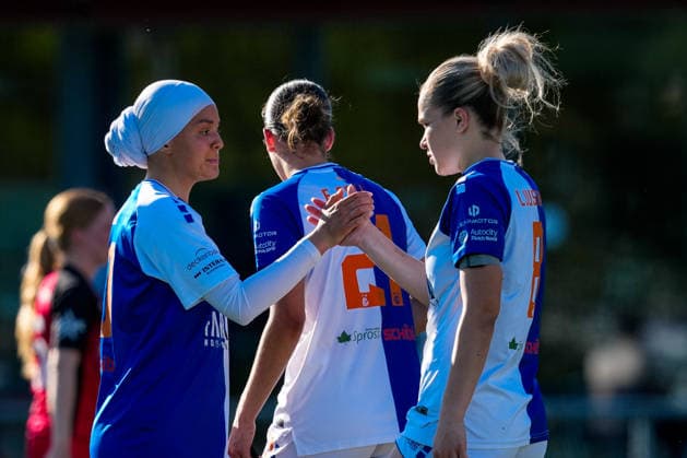 Schweiz: AXA Women s Super League 2025 26, FC Aarau Frauen vs GC Frauenfussball - Sportanlage Schachen, Aarau: Imane Touriss (20 Grasshoppers) mit Ella Ljustina (8 Grasshoppers) nach dem Spiel Copyright: xKjetilxWaberx