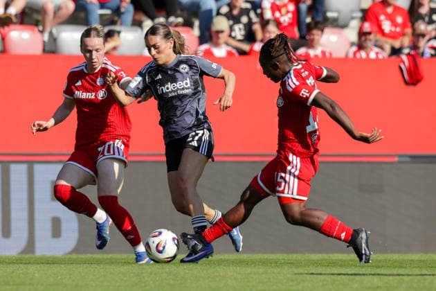 09.05.2026, xgrfx, Fussball Google Pixel Frauen-Bundesliga, FC Bayern Muenchen - Eintracht Frankfurt v.l. Franziska Kett (FC Bayern München), Ereleta Memeti (Eintracht Frankfurt), Kakounan Amani (FC Bayern München) (DFL DFB REGULATIONS PROHIBIT ANY USE OF PHOTOGRAPHS as IMAGE SEQUENCES and or QUASI-VIDEO) Muenchen