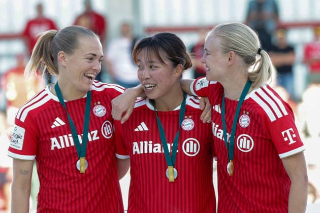 09.05.2026, xgrfx, Fussball Google Pixel Frauen-Bundesliga, FC Bayern Muenchen - Eintracht Frankfurt v.l. Magdalena Erisson, Momoko Tanikawa, Pernille Harder feiern die deutsche Meisterschaft. (FC Bayern München) (DFL DFB REGULATIONS PROHIBIT ANY USE OF PHOTOGRAPHS as IMAGE SEQUENCES and or QUASI-VIDEO) Muenchen