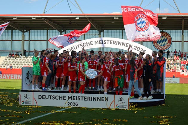 München, Deutschland: 09. Mai 2026 - 1. Frauen Bundesliga - 25. Spieltag - FC Bayern München vs. Eintracht Frankfurt Im Bild: Die Spielerinnen vom FC Bayern bei ihrer deutschen Meisterschaftsfeier mit der Meisterschale beim letzten Heimspiel in der Saison 2025 26 auf dem Siegertreppchen Copyright: HMBxMedia MadeleinexFantini