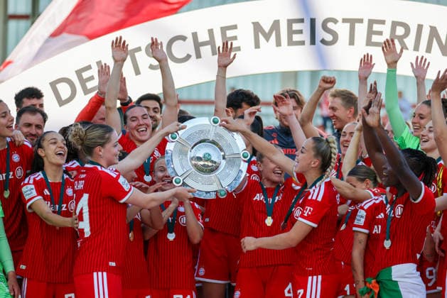 München, Deutschland: 09. Mai 2026 - 1. Frauen Bundesliga - 25. Spieltag - FC Bayern München vs. Eintracht Frankfurt Im Bild: Die Spielerinnen vom FC Bayern bei ihrer deutschen Meisterschaftsfeier mit der Meisterschale beim letzten Heimspiel in der Saison 2025 26 Copyright: HMBxMedia MadeleinexFantini