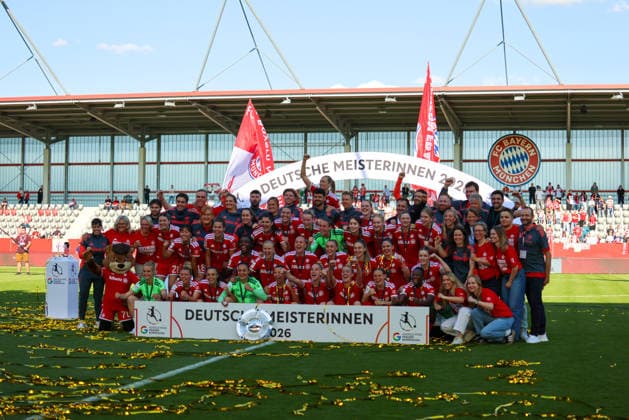 München, Deutschland: 09. Mai 2026 - 1. Frauen Bundesliga - 25. Spieltag - FC Bayern München vs. Eintracht Frankfurt Im Bild: Die Spielerinnen vom FC Bayern bei ihrer deutschen Meisterschaftsfeier mit der Meisterschale beim letzten Heimspiel in der Saison 2025 26 auf dem Siegertreppchen Copyright: HMBxMedia MadeleinexFantini