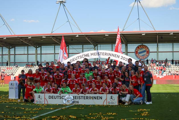 München, Deutschland: 09. Mai 2026 - 1. Frauen Bundesliga - 25. Spieltag - FC Bayern München vs. Eintracht Frankfurt Im Bild: Die Spielerinnen vom FC Bayern bei ihrer deutschen Meisterschaftsfeier mit der Meisterschale beim letzten Heimspiel in der Saison 2025 26 auf dem Siegertreppchen Copyright: HMBxMedia MadeleinexFantini