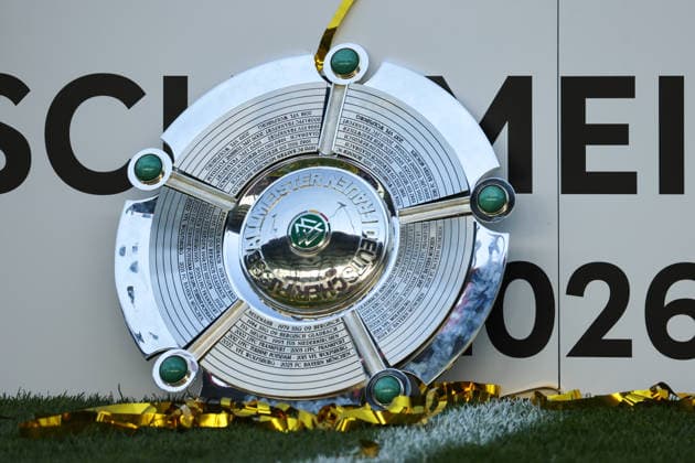 München, Deutschland: 09. Mai 2026 - 1. Frauen Bundesliga - 25. Spieltag - FC Bayern München vs. Eintracht Frankfurt Im Bild: Symbolfoto Meisterschale mit Konfetti Copyright: HMBxMedia MadeleinexFantini