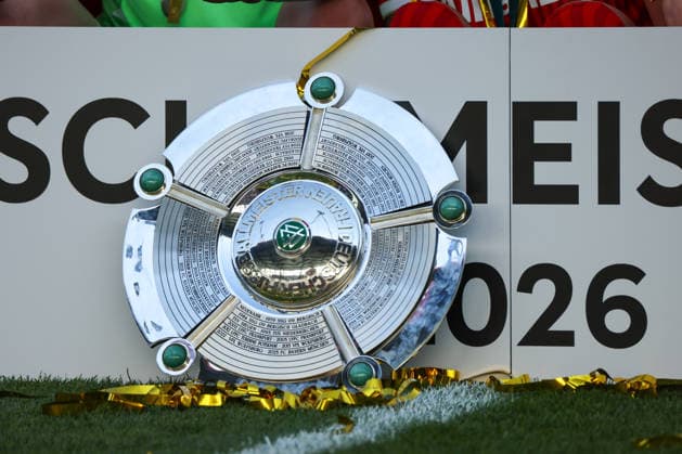 München, Deutschland: 09. Mai 2026 - 1. Frauen Bundesliga - 25. Spieltag - FC Bayern München vs. Eintracht Frankfurt Im Bild: Symbolfoto Meisterschale mit Konfetti Copyright: HMBxMedia MadeleinexFantini