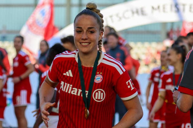 München, Deutschland: 09. Mai 2026 - 1. Frauen Bundesliga - 25. Spieltag - FC Bayern München vs. Eintracht Frankfurt Im Bild: Giulia Gwinn (FCB) bei der Feier zur deutschen Fußballmeisterschaft 25 26 Copyright: HMBxMedia MadeleinexFantini