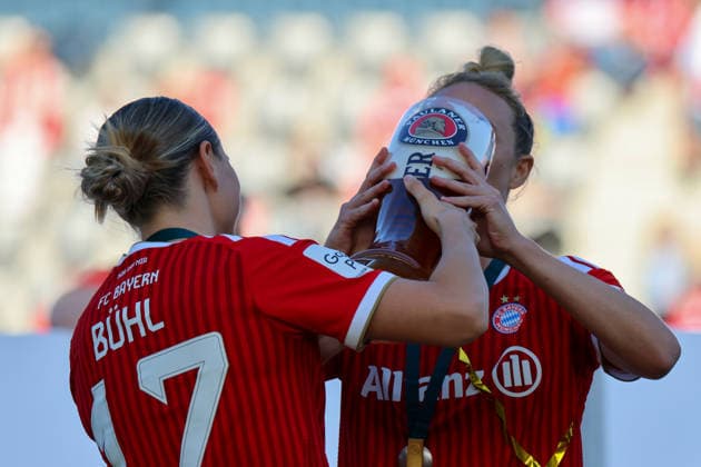 München, Deutschland: 09. Mai 2026 - 1. Frauen Bundesliga - 25. Spieltag - FC Bayern München vs. Eintracht Frankfurt Im Bild: v.li. Klara Bühl Buehl (FCB) und Carolin Simon (FCB) trinken bei der Meisterschaftsfeier aus dem Bierglas Copyright: HMBxMedia MadeleinexFantini
