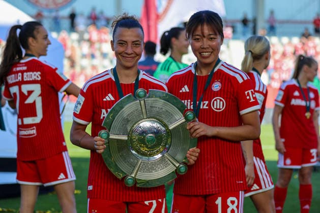 München, Deutschland: 09. Mai 2026 - 1. Frauen Bundesliga - 25. Spieltag - FC Bayern München vs. Eintracht Frankfurt Im Bild: v.li. Arianna Caruso (FCB) und Momoko Tanikawa (FCB) mit der Meisterschale in der Hand Copyright: HMBxMedia MadeleinexFantini