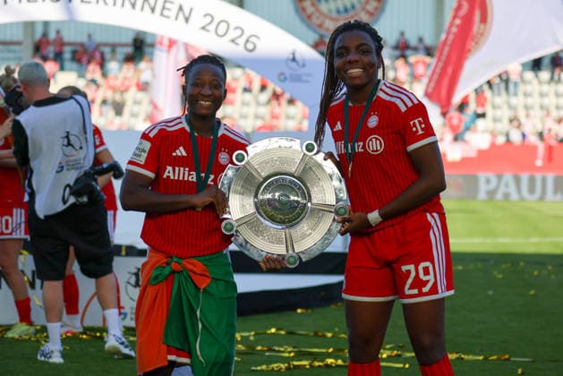 München, Deutschland: 09. Mai 2026 - 1. Frauen Bundesliga - 25. Spieltag - FC Bayern München vs. Eintracht Frankfurt Im Bild: v.li. die Zweite Edna Imade (FCB) mit der Meisterschale in der Hand Copyright: HMBxMedia MadeleinexFantini