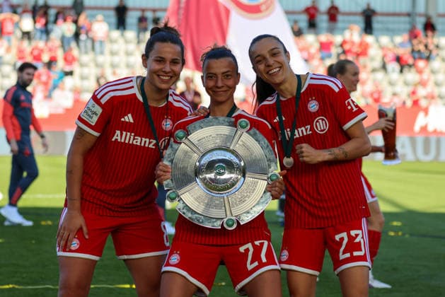 München, Deutschland: 09. Mai 2026 - 1. Frauen Bundesliga - 25. Spieltag - FC Bayern München vs. Eintracht Frankfurt Im Bild: v.li. Lena Oberdorf (FCB), Arianna Caruso (FCB) und Natalia Padilla-Bidas (FCB) mit der Meisterschale in der Hand Copyright: HMBxMedia MadeleinexFantini