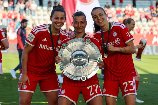 München, Deutschland: 09. Mai 2026 - 1. Frauen Bundesliga - 25. Spieltag - FC Bayern München vs. Eintracht Frankfurt Im Bild: v.li. Lena Oberdorf (FCB), Arianna Caruso (FCB) und Natalia Padilla-Bidas (FCB) mit der Meisterschale in der Hand Copyright: HMBxMedia MadeleinexFantini