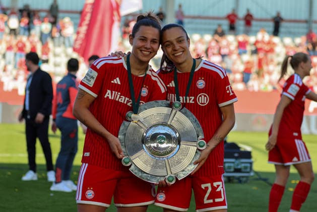 München, Deutschland: 09. Mai 2026 - 1. Frauen Bundesliga - 25. Spieltag - FC Bayern München vs. Eintracht Frankfurt Im Bild: v.li. Lena Oberdorf (FCB) und Natalia Padilla-Bidas (FCB) mit der Meisterschale in der Hand Copyright: HMBxMedia MadeleinexFantini