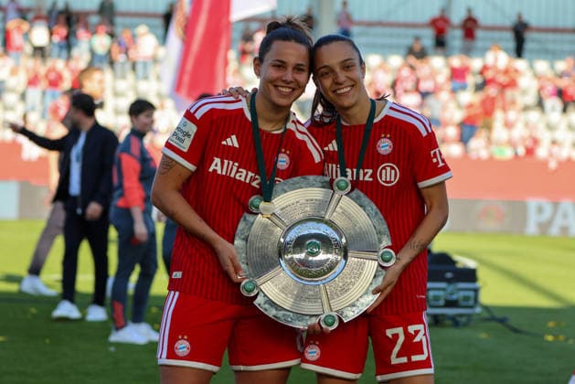 München, Deutschland: 09. Mai 2026 - 1. Frauen Bundesliga - 25. Spieltag - FC Bayern München vs. Eintracht Frankfurt Im Bild: v.li. Lena Oberdorf (FCB) und Natalia Padilla-Bidas (FCB) mit der Meisterschale in der Hand Copyright: HMBxMedia MadeleinexFantini
