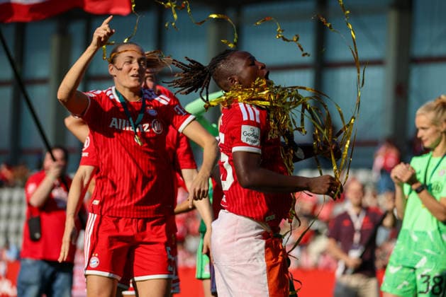 München, Deutschland: 09. Mai 2026 - 1. Frauen Bundesliga - 25. Spieltag - FC Bayern München vs. Eintracht Frankfurt Im Bild: v.li. Magdalena Eriksson (FCB) und Bernadette Amani (FCB) feiern die deutsche Meisterschaft 2025 26 Copyright: HMBxMedia MadeleinexFantini