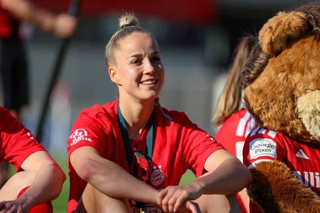 München, Deutschland: 09. Mai 2026 - 1. Frauen Bundesliga - 25. Spieltag - FC Bayern München vs. Eintracht Frankfurt Im Bild: Giulia Gwinn (FCB) bei der Meisterschaftsfeier Copyright: HMBxMedia MadeleinexFantini