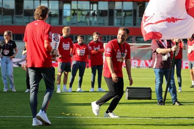 München, Deutschland: 09. Mai 2026 - 1. Frauen Bundesliga - 25. Spieltag - FC Bayern München vs. Eintracht Frankfurt Im Bild: v.li. der Zweite Cheftrainer Jose Barcala (FCB) bei der Meisterschaftsfeier in München Copyright: HMBxMedia MadeleinexFantini