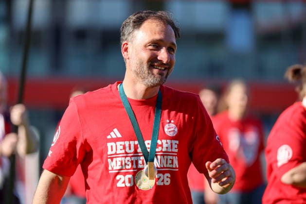München, Deutschland: 09. Mai 2026 - 1. Frauen Bundesliga - 25. Spieltag - FC Bayern München vs. Eintracht Frankfurt Im Bild: v.li. der Zweite Cheftrainer Jose Barcala (FCB) bei der Meisterschaftsfeier in München Copyright: HMBxMedia MadeleinexFantini