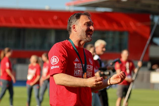 München, Deutschland: 09. Mai 2026 - 1. Frauen Bundesliga - 25. Spieltag - FC Bayern München vs. Eintracht Frankfurt Im Bild: v.li. der Zweite Cheftrainer Jose Barcala (FCB) bei der Meisterschaftsfeier in München Copyright: HMBxMedia MadeleinexFantini
