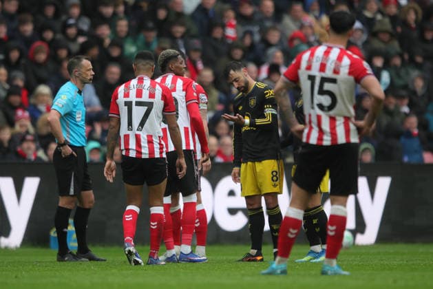 Sunderland v Manchester United, ManU Premier League Referee Stuart Attwell and Bruno Fernandes of Manchester United during the Premier League match between Sunderland and Manchester United at the Stadium Of Light, Sunderland, UK on 9 May 2026. Sunderland Stadium Of Light Tyne and Wear UK Editorial use only DataCo restrictions apply See www.football-dataco.com , Copyright: xAlunxRobertsx PSI-24233-0033