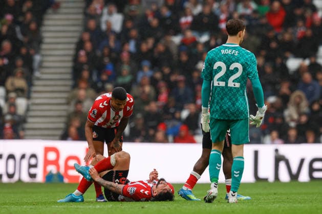 Sunderland v Manchester United, ManU Premier League Omar Alderete of Sunderland goes to ground with an injury during the Sunderland v Manchester United Premier League match at the Stadium of Light, Sunderland, England on 9 May 2026 Credit: Craig Cowan Every Second Media Editorial use only. All images are copyright Every Second Media Limited. No images may be reproduced without prior permission. All rights reserved. Premier League and Football League images are subject to licensing agreements with Football DataCo Limited. see https: www.football-dataco.com Copyright: xIMAGO EveryxSecondxMediax ESM-1983-0090 CraigxCowanx xEveryxSecondxMediax