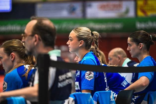Szene mit Kim Hinkelmann (5; Union Neckarsulm), Angunn Gudmestad (7; Sport-Union Neckarsulm), Annefleur Bruggeman (11; Sport-Union Neckarsulm) und Spieler von Team Person 10455 Szene mit Kim Hinkelmann (5; Sport-Union Neckarsulm) und Angunn Gudmestad (7; Sport-Union Neckarsulm)