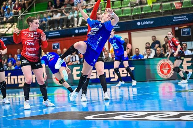 Szene mit Kim Hinkelmann (5; Union Neckarsulm) und Zoe Stens (73; BSV Sachsen Zwickau) Szene mit Kim Hinkelmann (5; Sport-Union Neckarsulm) und Zoe Stens (73; BSV Sachsen Zwickau)