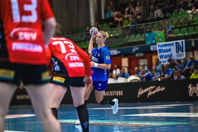 Szene mit Kim Hinkelmann (5; Union Neckarsulm) und Spieler von Team Person 10839 Szene mit Kim Hinkelmann (5; Sport-Union Neckarsulm) in der Ballei