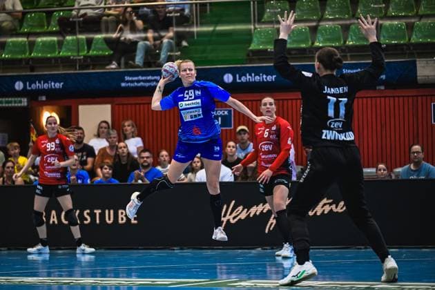 Szene mit Lena Ivancok (29; Union Neckarsulm), Rome Steveink (99; BSV Sachsen Zwickau) und Lilly Jansen (11; BSV Sachsen Zwickau) Szene mit Lena Ivancok (29; Sport-Union Neckarsulm) und Gegnern