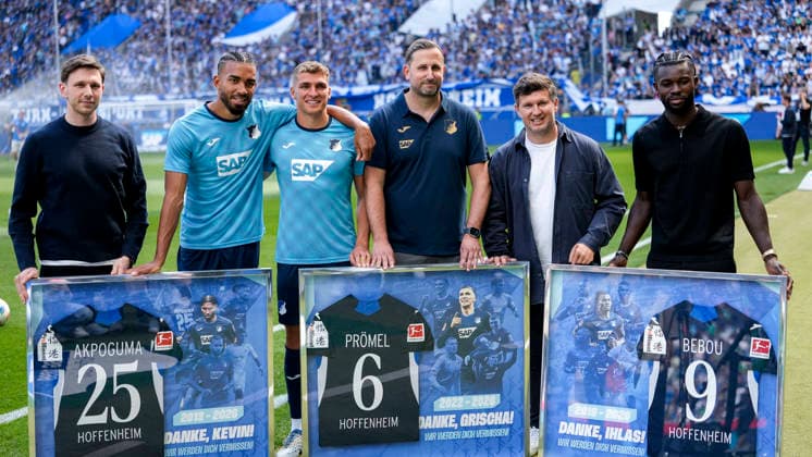 v.li.: Paul Pajduch (Technischer Direktor, Hoffenheim), Kevin Akpoguma (Hoffenheim, 25), Grischa Prömel (Hoffenheim, 6), Andre Kreuzwieser (Erster Vorsitzender, Präsident, Hoffenheim), Andreas Schicker (Geschäftsführer Hoffenheim), Ihlas Bebou (Hoffenheim, 9), drei Spieler der TSG 1899 Hoffenheim bei ihrer Verabschiedung, Abschied vom Verein, Aktion, Action, 09.05.2026, Sinsheim (Deutschland), Fussball, Bundesliga, TSG 1899 Hoffenheim - SV Werder Bremen, DFB DFL REGULATIONS PROHIBIT ANY USE OF PHOTOGRAPHS AS IMAGE SEQUENCES AND OR QUASI-VIDEO. *** from left Paul Pajduch Technical Director, Hoffenheim , Kevin Akpoguma Hoffenheim, 25 , Grischa Prömel Hoffenheim, 6 , Andre Kreuzwieser First Chairman, President, Hoffenheim , Andreas Schicker Managing Director Sport, Hoffenheim , Ihlas Bebou Hoffenheim, 9 , three players of TSG 1899 Hoffenheim at their farewell, Farewell to the club, Action, Action, 09 05 2026, Sinsheim Germany , Football, Bundesliga, TSG 1899 Hoffenheim SV Werder Bremen, DFB DFL REGULATIONS PROHIBIT ANY USE OF PHOTOGRAPHS AS IMAGE SEQUENCES AND OR QUASI VIDEO xozx