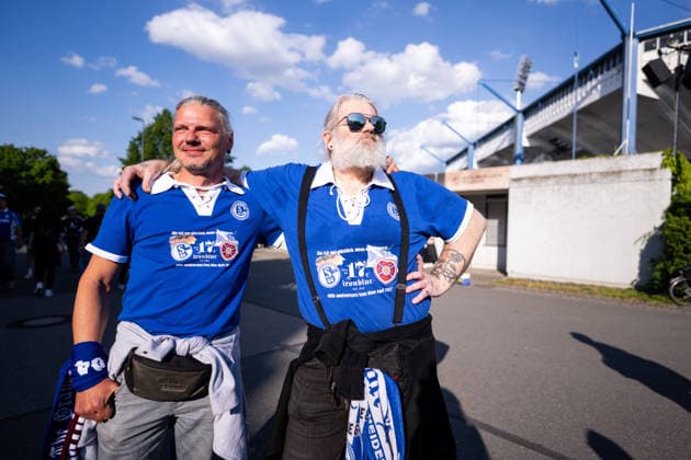 09.05.2026, Fussball, 2. Bundesliga, Saison 2025 2026, 32. Spieltag, 1.FC Nürnberg - FC Schalke 04, Fans des FC Schalke 04 auf dem zum Auswärtsspiel gegen den 1.FC Nürnberg. xRHR-FOTO YYx