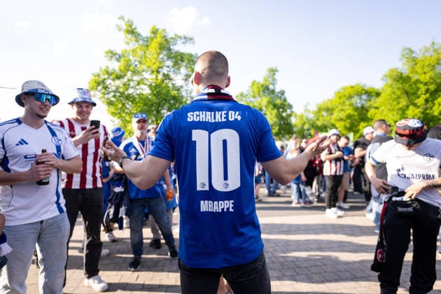 09.05.2026, Fussball, 2. Bundesliga, Saison 2025 2026, 32. Spieltag, 1.FC Nürnberg - FC Schalke 04, Fans des FC Schalke 04 auf dem zum Auswärtsspiel gegen den 1.FC Nürnberg. Fan FC Schalke 04 mit Mbappe-Trikot xRHR-FOTO YYx