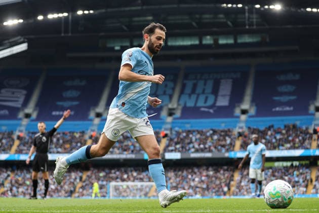 Premier League: Manchester City v Brentford Bernardo Silva of Manchester City walks over to take corner kick during the Premier League match Manchester City vs Brentford at The City in the Community Etihad Stadium, Manchester, United Kingdom on 09 May 2026 (Photo by Jorge Horsted News Images) Manchester The City in the Community Etihad Stadium Greater Manchester United, ManU Kingdom Copyright: xJorgexHorsted NewsxImagesx