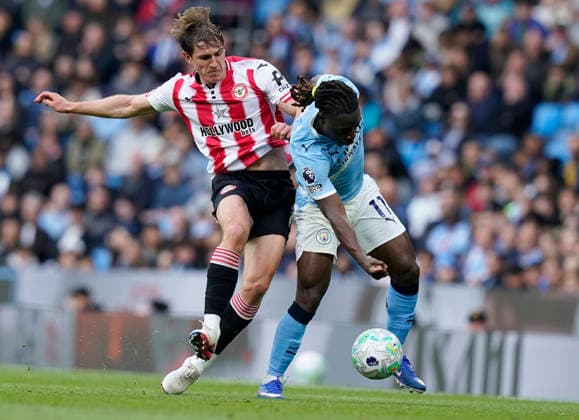 Manchester, England, 9th May 2026. Jeremy Doku of Manchester City (R) is challenged by Yehor Yarmolyuk of Brentford during the Manchester City vs Brentford Premier League match at the Etihad Stadium, Manchester. Picture credit should read: Andrew Yates Sportimage EDITORIAL USE ONLY. No use with unauthorised audio, video, data, fixture lists, club league logos or live services. Online in-match use limited to 120 images, no video emulation. No use in betting, games or single club league player publications. SPI_017_AY_MAN_CITY_BRENTFORD SPI-4788-0021