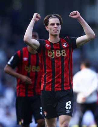 Fulham v Bournemouth, English Premier League, Craven Cottage, Craven Cottage, London, UK - 09 05 2026 Alex Scott of Bournemouth celebrates the 1-0 away win at Fulham at Craven Cottage London Craven Cottage London GBR, UK NEWSPAPERS OUT Copyright: xMarkxGreenwoodx