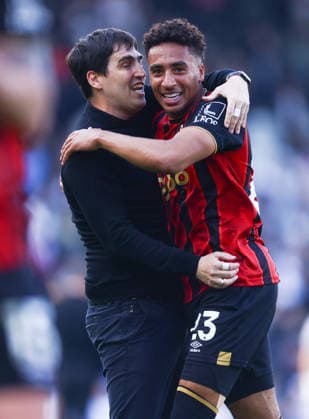 Fulham v Bournemouth, English Premier League, Craven Cottage, Craven Cottage, London, UK - 09 05 2026 Bournemouth Manager Andoni Iraola and James Hill of Bournemouth celebrate the 1-0 win away at Fulham during the Premier League game at Craven Cottage London Craven Cottage London GBR, UK NEWSPAPERS OUT Copyright: xMarkxGreenwoodx