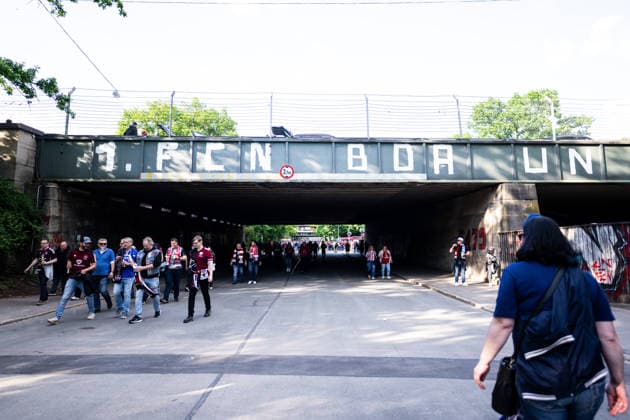 09.05.2026, Fussball, 2. Bundesliga, Saison 2025 2026, 32. Spieltag, 1.FC Nürnberg - FC Schalke 04, Fans auf dem Weg zum Spiel, xRHR-FOTO YYx