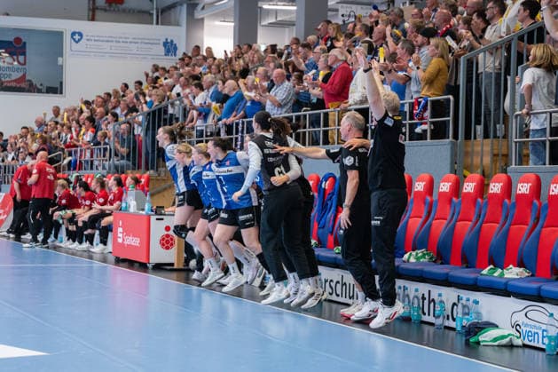 HSG Blomberg-Lippe (GER) vs. Thueringer HC (GER) Handball, 1. Handball Bundesliga Frauen, Halbfinale, Spiel 3, 9.5.2026, Saision 2025 2026, Blomberg Die Mannschaft der HSG Blomberg-Lippe (GER) jubelt nach dem Sieg gegen den Thueringer HC (GER) und dem Einzug ins Finale Blomberg Sporthalle an der Ulmenallee Deutschland
