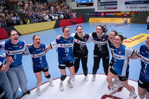 HSG Blomberg-Lippe (GER) vs. Thueringer HC (GER) Handball, 1. Handball Bundesliga Frauen, Halbfinale, Spiel 3, 9.5.2026, Saision 2025 2026, Blomberg Die Spielerinnen der HSG Blomberg-Lippe (GER) feiern nach dem Sieg gegen den Thueringer HC (GER) und dem Einzug ins Finale. Im Fokus: Amber Verbraeken (HSG Blomberg-Lippe, 05), Laura Rueffieux (HSG Blomberg-Lippe, 03), Malin Sandberg (HSG Blomberg-Lippe, 28), Lara Lepschi (HSG Blomberg-Lippe, 27), Nicole Roth (HSG Blomberg-Lippe, 61), Melanie Veith (HSG Blomberg-Lippe, 16), Ona Vegue (HSG Blomberg-Lippe, 14) Blomberg Sporthalle an der Ulmenallee Deutschland