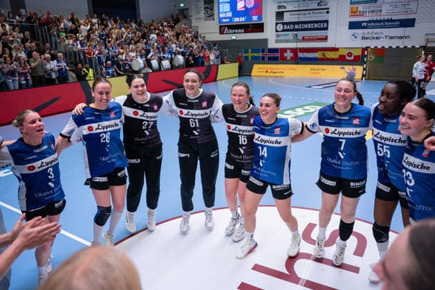 HSG Blomberg-Lippe (GER) vs. Thueringer HC (GER) Handball, 1. Handball Bundesliga Frauen, Halbfinale, Spiel 3, 9.5.2026, Saision 2025 2026, Blomberg Die Spielerinnen der HSG Blomberg-Lippe (GER) feiern nach dem Sieg gegen den Thueringer HC (GER) und dem Einzug ins Finale. Im Fokus: Laura Rueffieux (HSG Blomberg-Lippe, 03), Malin Sandberg (HSG Blomberg-Lippe, 28), Lara Lepschi (HSG Blomberg-Lippe, 27), Nicole Roth (HSG Blomberg-Lippe, 61), Melanie Veith (HSG Blomberg-Lippe, 16), Ona Vegue (HSG Blomberg-Lippe, 14), Diana Magnusdottir (HSG Blomberg-Lippe, 07) Blomberg Sporthalle an der Ulmenallee Deutschland