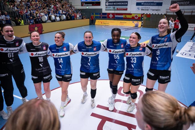 HSG Blomberg-Lippe (GER) vs. Thueringer HC (GER) Handball, 1. Handball Bundesliga Frauen, Halbfinale, Spiel 3, 9.5.2026, Saision 2025 2026, Blomberg Die Spielerinnen der HSG Blomberg-Lippe (GER) feiern nach dem Sieg gegen den Thueringer HC (GER) und dem Einzug ins Finale. Im Fokus: Melanie Veith (HSG Blomberg-Lippe, 16), Ona Vegue (HSG Blomberg-Lippe, 14), Diana Magnusdottir (HSG Blomberg-Lippe, 07), Farrelle Njinkeu (HSG Blomberg-Lippe, 55), Elin Magnusdottir (HSG Blomberg-Lippe, 33), Nieke Kuehne (HSG Blomberg-Lippe, 09) Blomberg Sporthalle an der Ulmenallee Deutschland