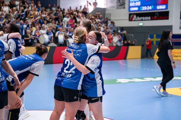 HSG Blomberg-Lippe (GER) vs. Thueringer HC (GER) Handball, 1. Handball Bundesliga Frauen, Halbfinale, Spiel 3, 9.5.2026, Saision 2025 2026, Blomberg Judith Tietjen (HSG Blomberg-Lippe, 22) und Carolin Jaron (HSG Blomberg-Lippe, 15) freuen sich nach dem Sieg gegen den Thueringer HC (GER) und dem Einzug ins Finale Blomberg Sporthalle an der Ulmenallee Deutschland