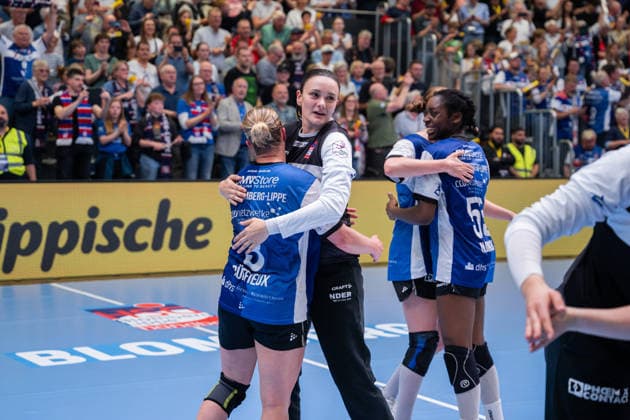 HSG Blomberg-Lippe (GER) vs. Thueringer HC (GER) Handball, 1. Handball Bundesliga Frauen, Halbfinale, Spiel 3, 9.5.2026, Saision 2025 2026, Blomberg Laura Rueffieux (HSG Blomberg-Lippe, 03) und Nicole Roth (HSG Blomberg-Lippe, 61) freuen sich nach dem Sieg gegen den Thueringer HC (GER) und dem Einzug ins Finale Blomberg Sporthalle an der Ulmenallee Deutschland