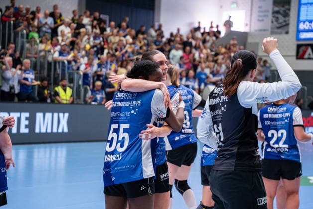 HSG Blomberg-Lippe (GER) vs. Thueringer HC (GER) Handball, 1. Handball Bundesliga Frauen, Halbfinale, Spiel 3, 9.5.2026, Saision 2025 2026, Blomberg Farrelle Njinkeu (HSG Blomberg-Lippe, 55) und Andrea Jacobsen (HSG Blomberg-Lippe, 04) freuen sich nach dem Sieg gegen den Thueringer HC (GER) und dem Einzug ins Finale Blomberg Sporthalle an der Ulmenallee Deutschland